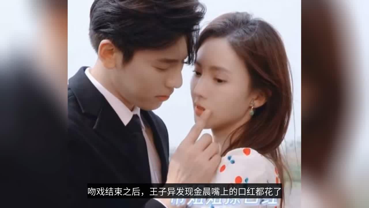 我在网上和一个人聊天我告诉他我15岁，高二，他告诉我他16岁，大二了，我居然突然觉得自己有点笨？游戏画面